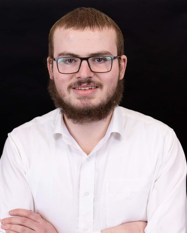מאיר הוכמן, על רקע כהה